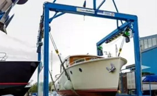 案例分析：豪华游艇帆船行业应用新型门式起重机完成作业
